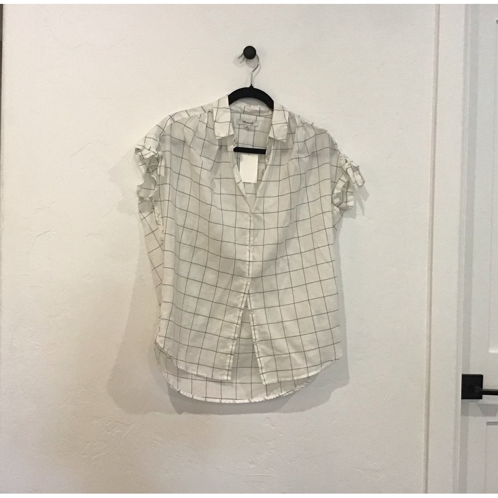 Cut tie detail on sleeves